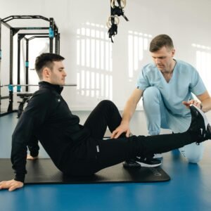 Paciente realizando ejercicios de rehabilitación guiada